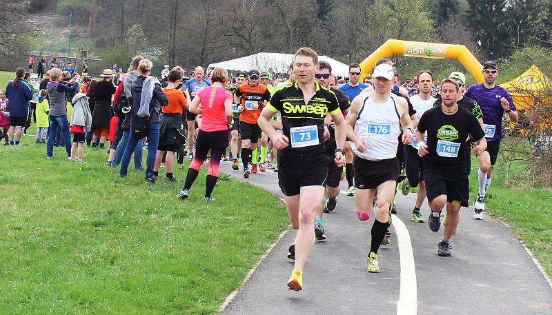 Šestý ročník Žateckého půlmaratonu a desítky. Trasa opět zavedla běžce do přírody podél Ohře.