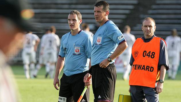 Fotbaloví rozhodčí Michal Paták (vpravo) byl v kariéře za chyby potrestán několikrát.
