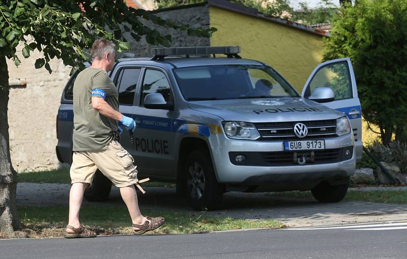 Po sedmi letech od zmizení Jany Paurové ze Slavětína pátrají policisté opět v jejím domě a okolí. Akci je přítomen také manžel Pavel Paur (v oranžovém tričku).