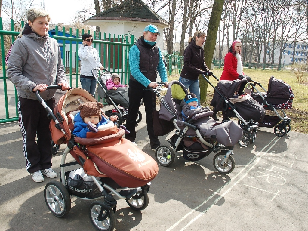 OBRAZEM: Rodiče s kočárky vyběhli na trať - Žatecký a lounský deník
