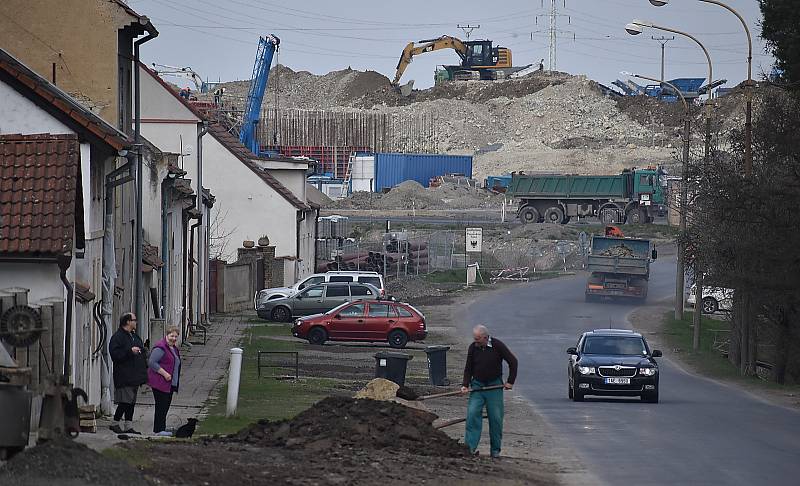 V Panenském Týnci se teď hodně staví. Buduje se tam kanalizace, v sousedství městyse dálnice Praha - Chomutov.