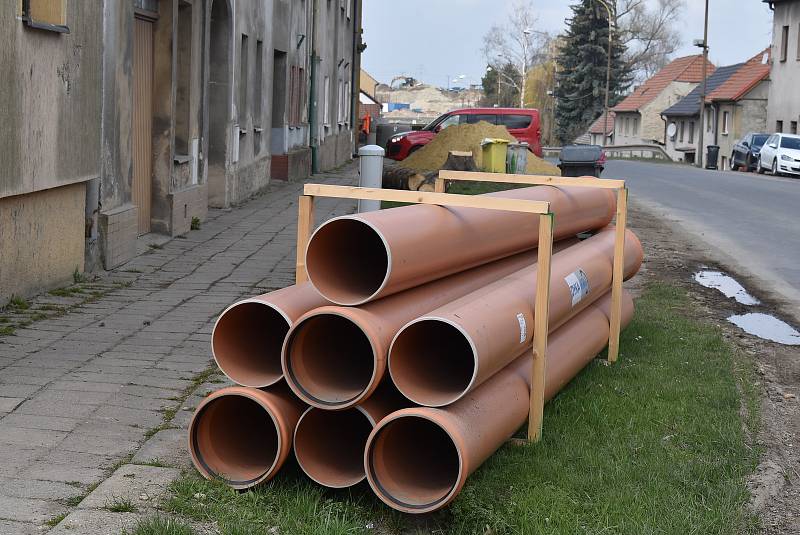 V Panenském Týnci se teď hodně staví. Buduje se tam kanalizace, v sousedství městyse dálnice Praha - Chomutov.