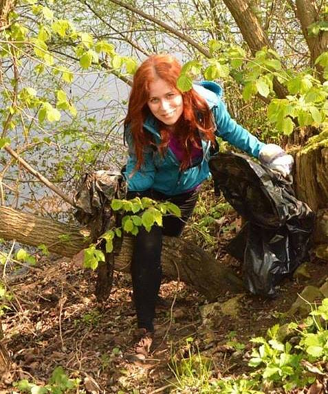 Olga Knoflíčková uklízí nepořádek na březích Ohře v Lounech.