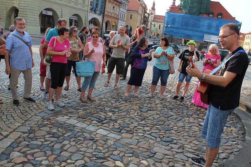 Pět desítek lidí se sešlo v úterý v podvečer u Morového sloupu na centrálním náměstí v Žatci.