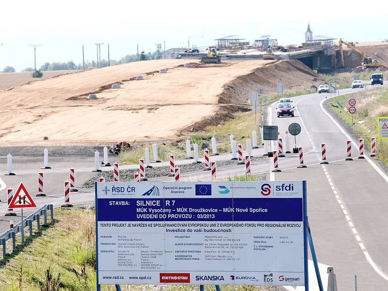 Aktuální podoba stavby nové silnice R7 u Vysočan. Nahoře v pozadí už je vidět tvar budoucí široké rychlostní komunikace.