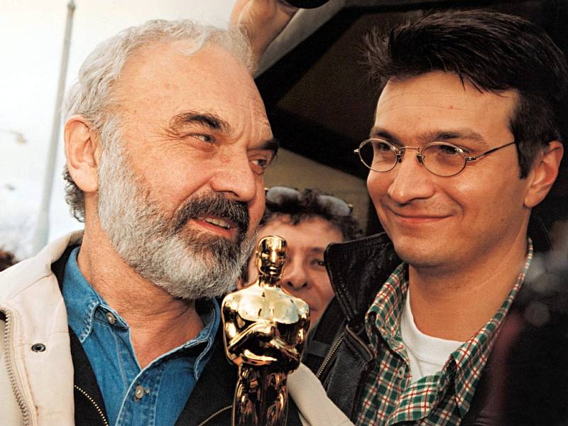 Zdeněk a Jan Svěrákovi s legendárním Oscarem v roce 1997 za film Kolja