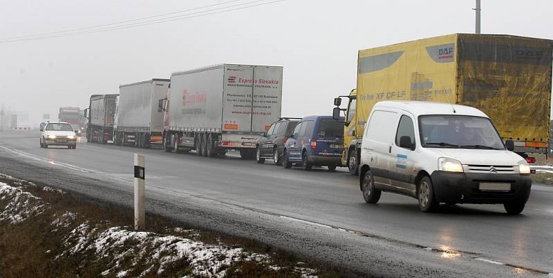 Řidiči čekají v dlouhé koloně u Sulce na Lounsku. 