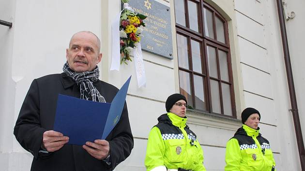 Starosta Loun Radovan Šabata hovoří před lounskou synagogou