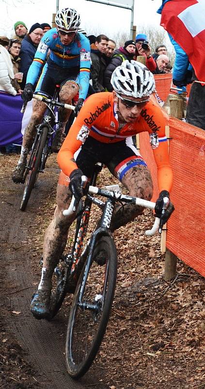 Závod mužů Elite na MS v cyklokrosu v holandském Hoogerheide. Lars Van Der Haar z Holandska a za ním později bronzový Kevin Pauwels.