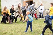 Sobotní akce Pěšky s dětmi zavedla děti přes několik stanovišť s úkoly z Podbořan k tvrzi v Hlubanech, kde svedly souboj se šermíři.