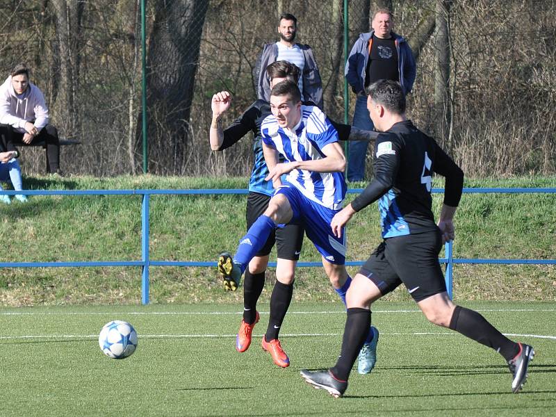 Fotbalisté Postoloprt (v modrobílém) přišli o vyhrané utkání v posledních vteřinách.