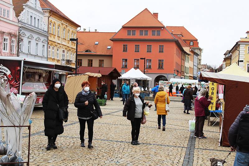 Žatec po několikaměsíční pauze opět hostil farmářské trhy. Trhovci se v pátek 16. dubna do města chmele vrátili po částečném rozvolnění protikoronavirových opatření.