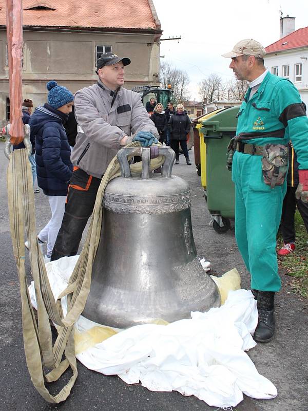 Kostel v Liběšicích má nový zvon. Do věže ho vyzvedl jeřáb 