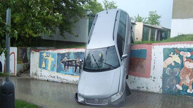 Řidič pod vlivem alkoholu se v Lounech nevěnoval řízení a ve Spojovací ulici spadl z dvoumetrového náspu.