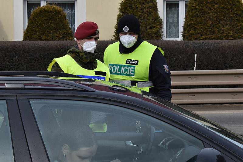 Sobotní hlídka policie a vojáků na silnici I/6 Praha - Karlovy Vary v Lubenci na Podbořansku.