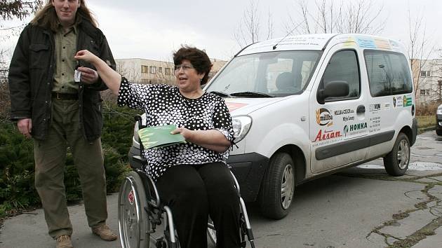 Předsedkyně Svazu tělesně postižených v Lounech Zdeňka Mocňáková předává klíčky od sociálního vozidla, senior taxi, řidiči Janu Zenahlíkovi. 