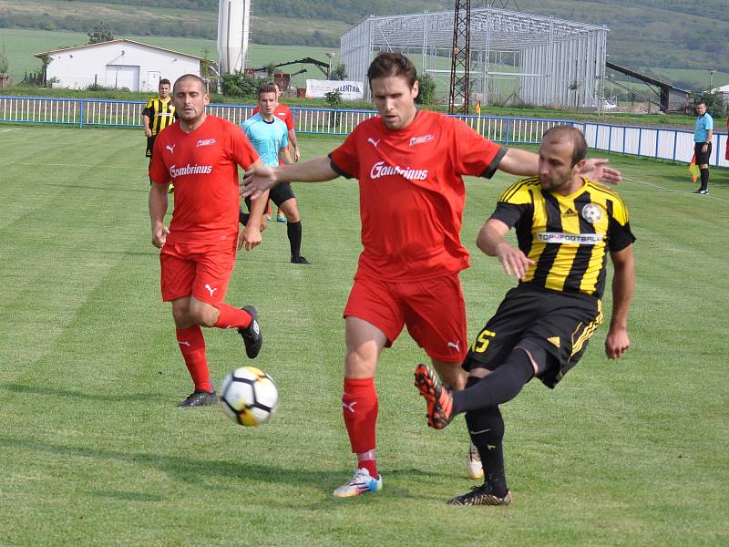 Fotbalisté Lenešic (v červeném) nezvládli první poločas a zaslouženě tak podlehli Vroutku 1:3.