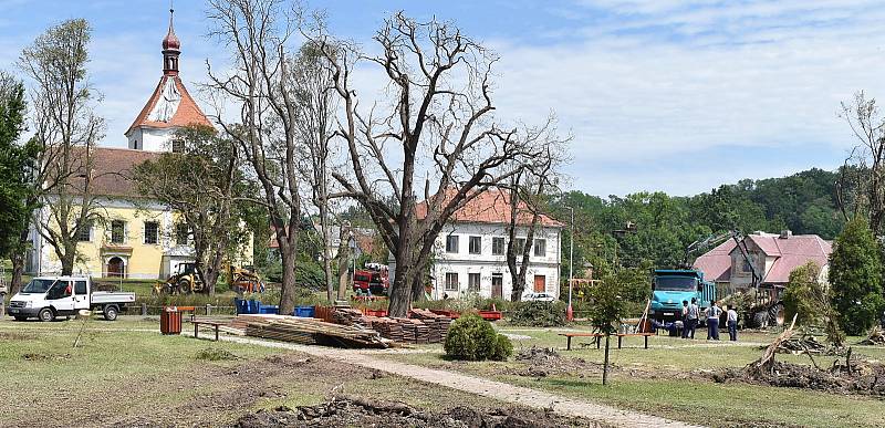 Stebno. Čtyři dny po ničivé bouři. Poničené střechy domů jsou provizorně zakryté plachtami, ve vesnici se dokončuje úklid. Teď se začne opravovat.