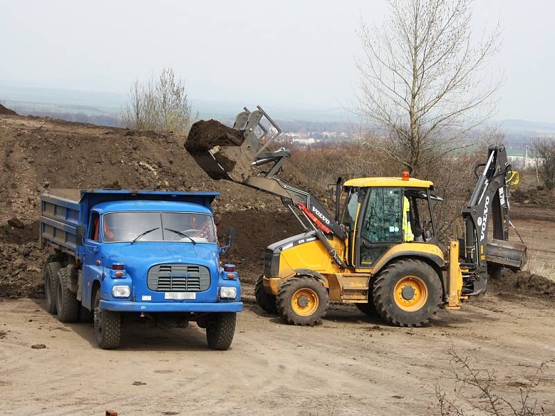 Na opačné straně panelové cesty, blíže k Lounům, jsou hory materiálu