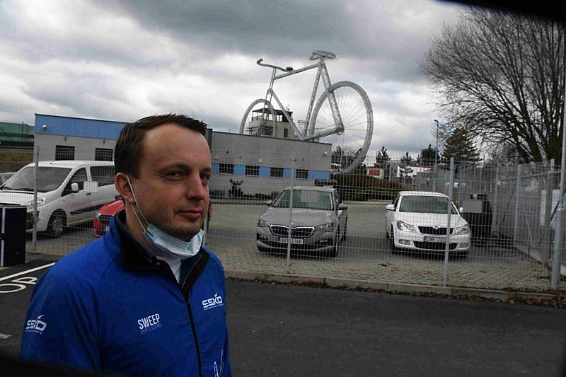 Ředitel lounského závodu SEKO Aerospace Tomáš Sedláček. Společnost je v Lounech známá svými dominantami - například obřím kolem nebo letadlem.