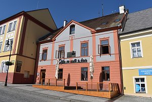 Déjà vu bar na Mírovém náměstí v Lounech.