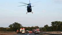 Vrtulník pražské letecké záchranné služby přistává na místě nehody.