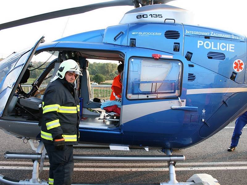 Pro jednoho zraněného musel přiletět vrtulník pražské letecké záchranné služby.