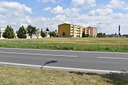 Místo, kde má v Žatci vzniknout sportovní hala. Pole za bývalým OSP podél silnice na Holedeč.