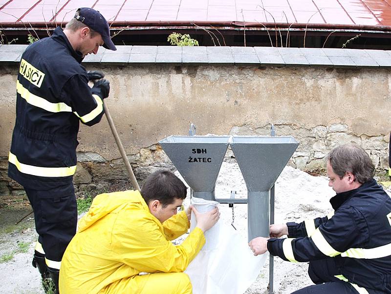 Hasiči zasahují při pátečním přívalovém dešti v Bezděkově.