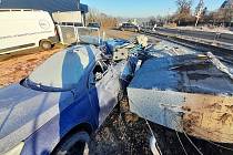 Následky pondělní havárie kamionu v Žatci