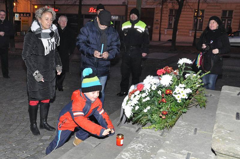 Smrt Jana Palacha si připomněly v Lounech desítky lidí.