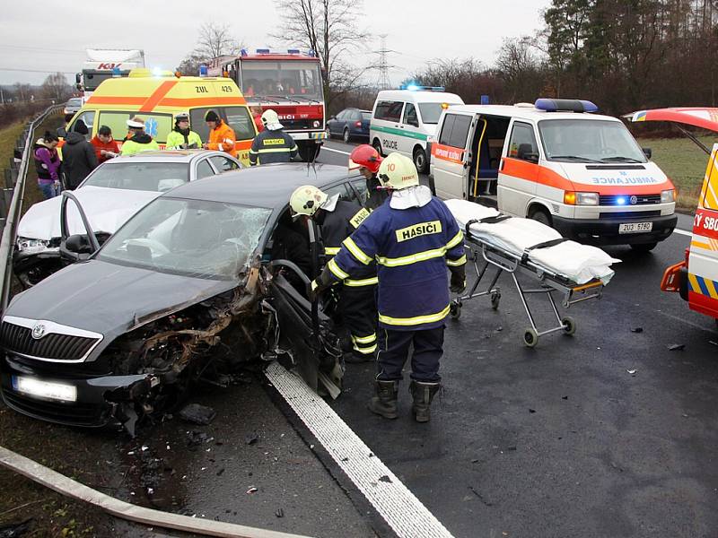 Hromadná nehoda tří osobních a jednoho nákladního vozu na silnici R7 u čerpací stanice Machač