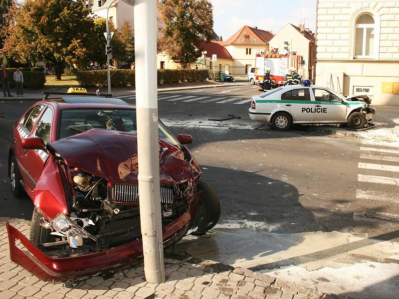 Srážka vozu taxislužby a Policie ČR v Lounech.