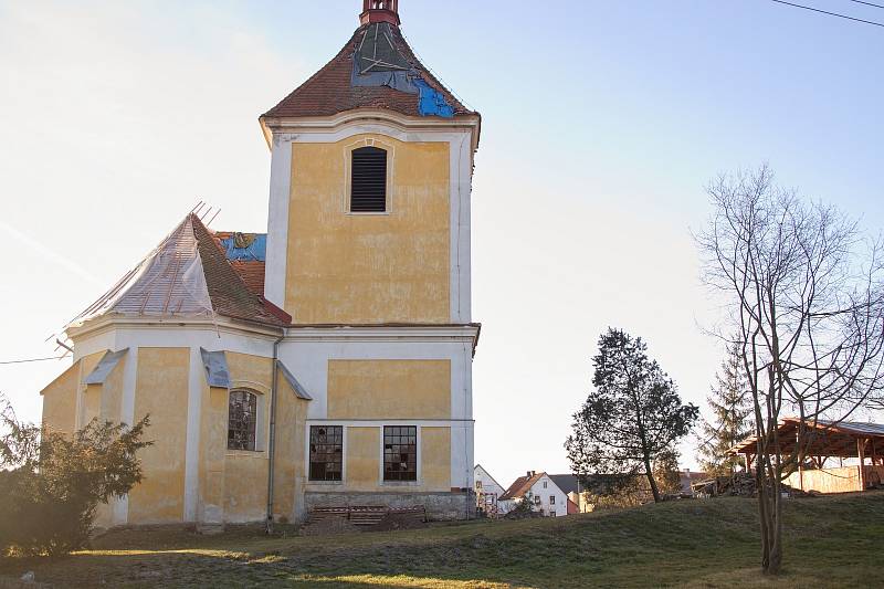 Ve Stebně na Podbořansku se po půl roce od ničivé bouře opravila většina střech domů. Přesto jsou škody v této vesnici patrné dodnes.