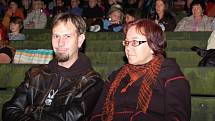 Diváci čekají na premiéru filmu Požírači leknínů v žateckém letním kině