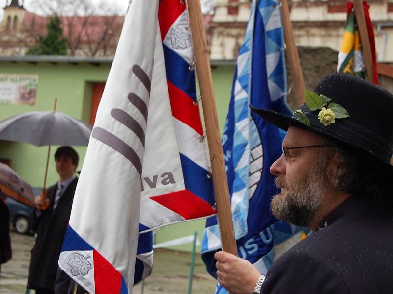 Chmelobrana nastupuje na začátku slavnostního aktu. Členem chmelobrany je i Jiří Vaníček, architekt a jeden z duchovních otců projektu.