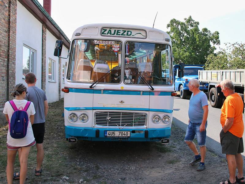 Sraz automobilových veteránů v Hříškově.