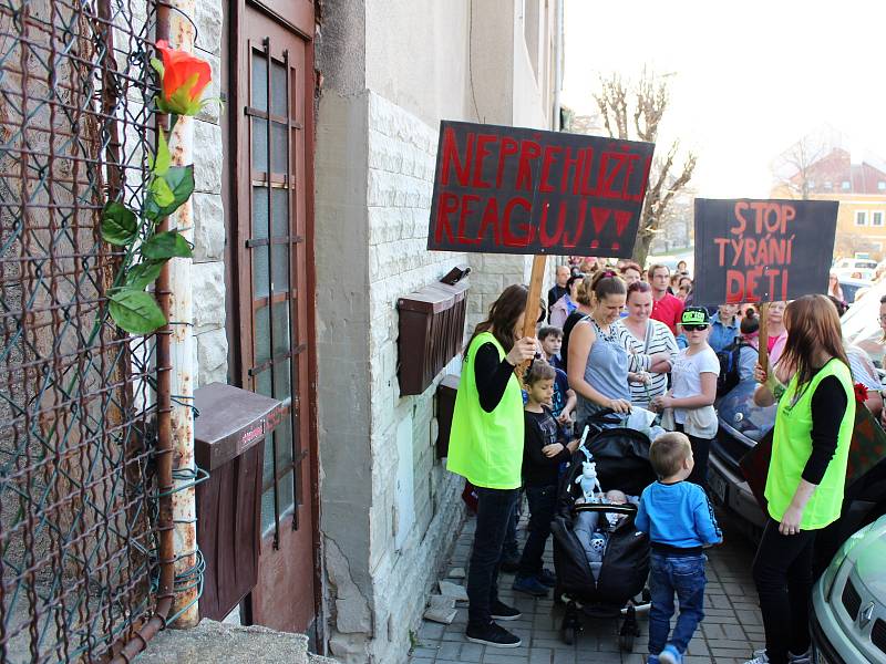 Pietního pochodu za utýraného Marečka v Lounech v březnu 2019 se zúčastnilo více než dvě stě lidí.