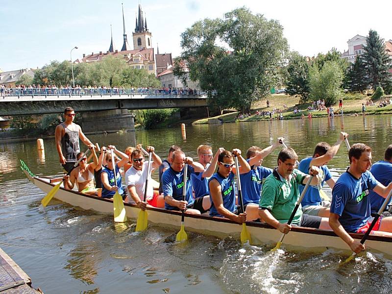 Letní lounské vábení 2015. Závody dračích lodí na Ohři.