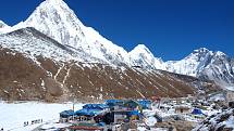 Osada Gorak Shep (5160 m.n.m.), z které se jde po moréně ledovce Khumbu do základního tábora horolezců (5364 m) pod Mount Everestem. Malý tmavší vrcholek vlevo je Kala Pattar (5545), velká špice je Pumori (7161 m). Za nimi už je Tibet