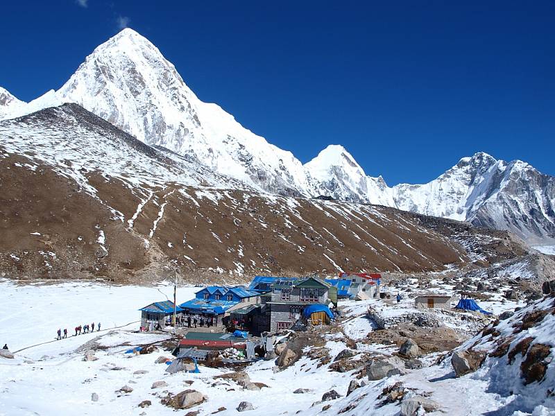 Osada Gorak Shep (5160 m.n.m.), z které se jde po moréně ledovce Khumbu do základního tábora horolezců (5364 m) pod Mount Everestem. Malý tmavší vrcholek vlevo je Kala Pattar (5545), velká špice je Pumori (7161 m). Za nimi už je Tibet