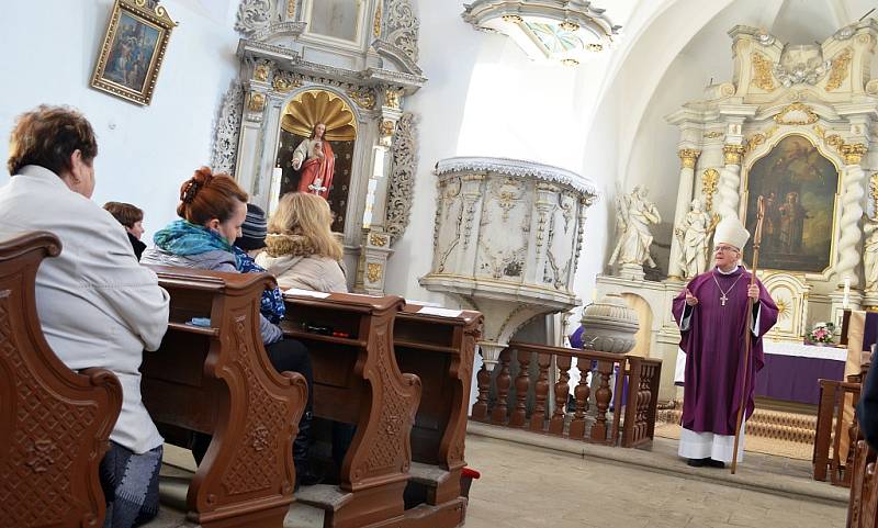 Slavnostní mši ve zrekonstruovaném kostele sv. Václava v Radíčevsi u Žatce sloužil v sobotu biskup Jan Baxant.