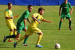 Fotbalisté Slavoje Žatec (ve žlutém) prohráli v pohárovém zápase s Karlovými Vary 2:3