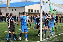 Louny (v modrém) podaly v Brandýse dobrý výkon, ale výhry se dočkaly až v neděli, Slaný doma porazily 1:0.