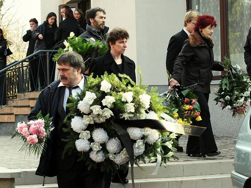 Smuteční obřad za Jiřího Musila, jednu z nejmladších obětí .