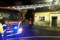 Šest českých jednotek hasičů a tři německé zasahovalo v noci u požáru vybydleného domu ve Vejprtech.