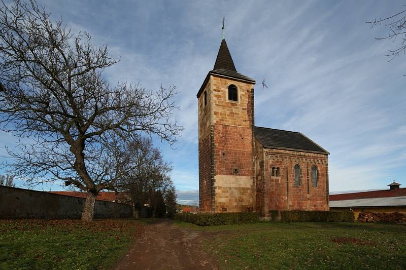 Kostel svatého Jakuba Většího ve Vroutku je starší, než se dosud udávalo. Ukázaly to nedávné průzkumy této románské památky.