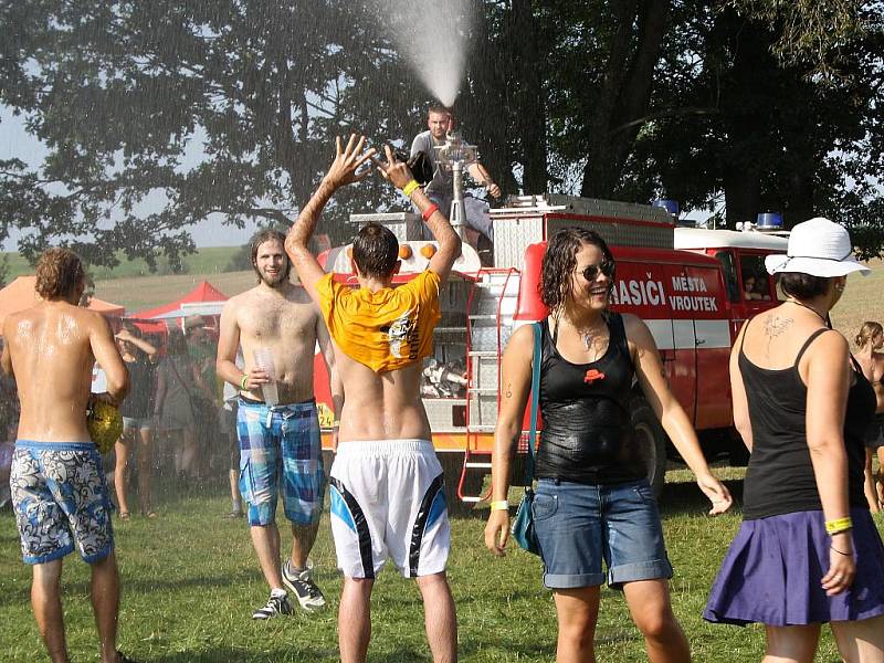 Za osvěžení v extrémním vedru byli návštěvníci v pátek hasičům pořádně vděční