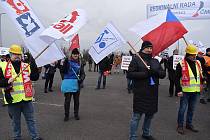 Demonstrace před továrnou Nexen v průmyslové zóně Triangle u Žatce. Pondělí 6. února