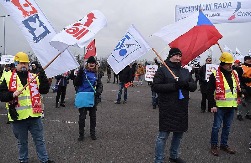 Demonstrace před továrnou Nexen v průmyslové zóně Triangle u Žatce. Pondělí 6. února